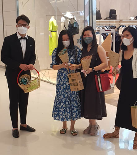 胡志明市第7区Crescent Mall向女顾客赠送花朵的购物中心员工